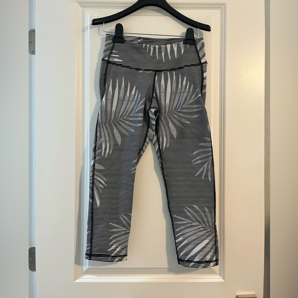 Old Navy active size S - black and white palm pattern stretch pants with peach